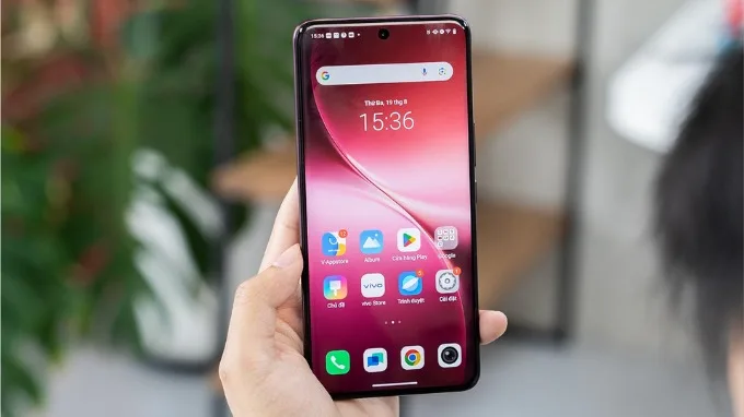 Mặt trước của Vivo V60 5G được bao phủ bởi tấm nền AMOLED 6.77 inch