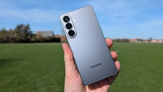 So sánh Samsung Galaxy S26 Plus và Xiaomi 17 Pro Max về thiết kế