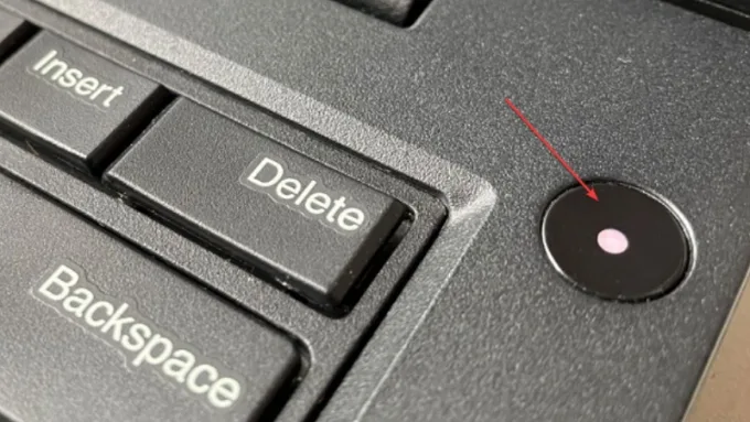 Nhấn nút nguồn để bật máy