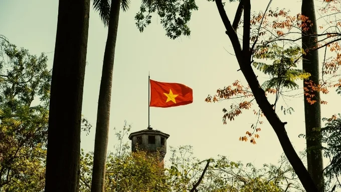 Hình nền lá cờ Việt Nam với cảnh đẹp nước nhà