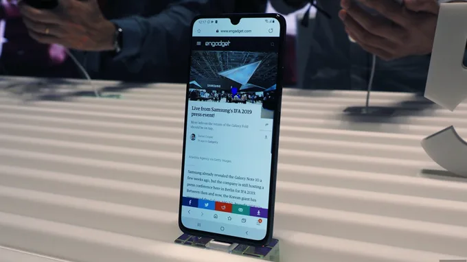  Galaxy A90 5G giá rẻ cũng được trang bị màn hình vô cực AMOLED với kích thước 6,7 inch