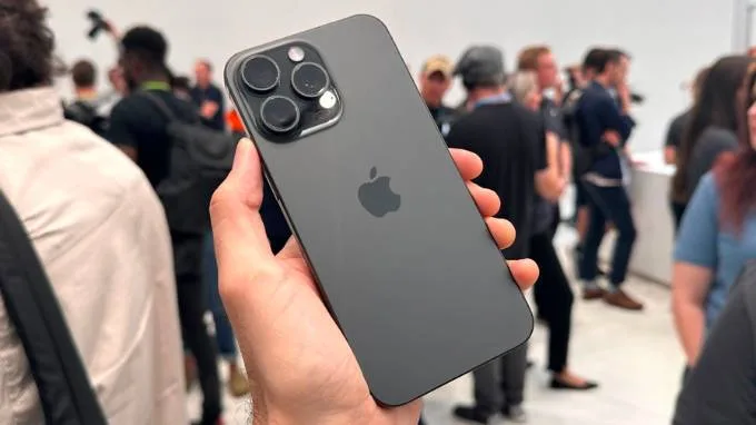 Trên tay iPhone 15 Pro Max với thiết kế vô cùng sang trọng