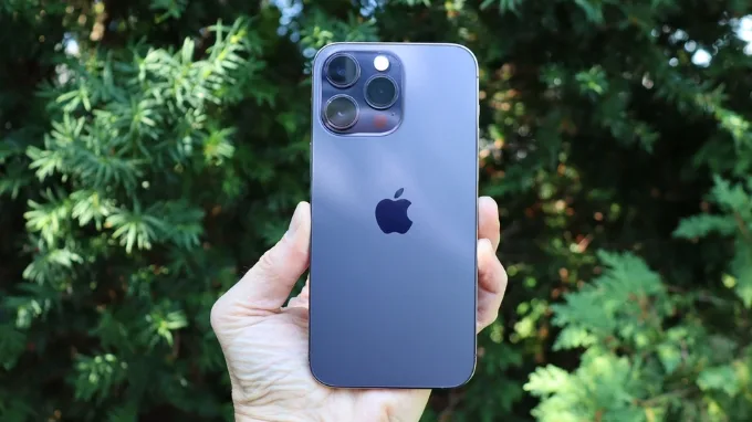 Màu tím (Deep Purple) là điểm nhấn độc đáo nhất trong bảng màu của iPhone 14 Pro Max