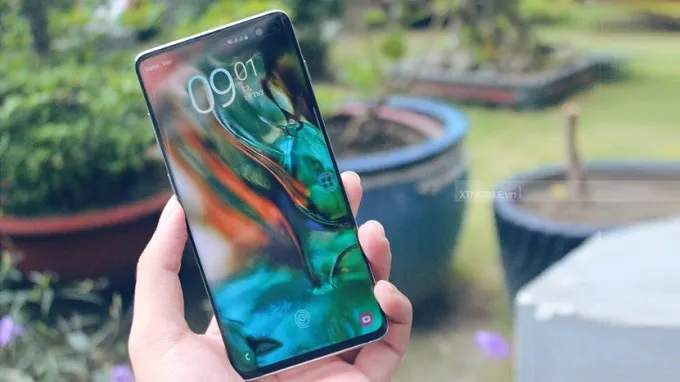 Màn hình nốt ruồi của Galaxy S10