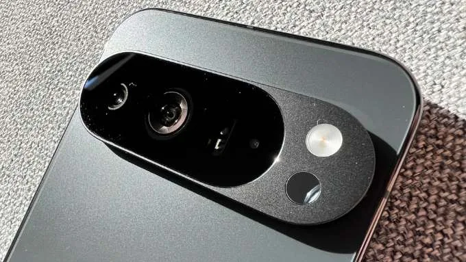 Cả hai máy đều được trang bị cụm camera hiện đại, mang đến khả năng quay chụp rõ nét