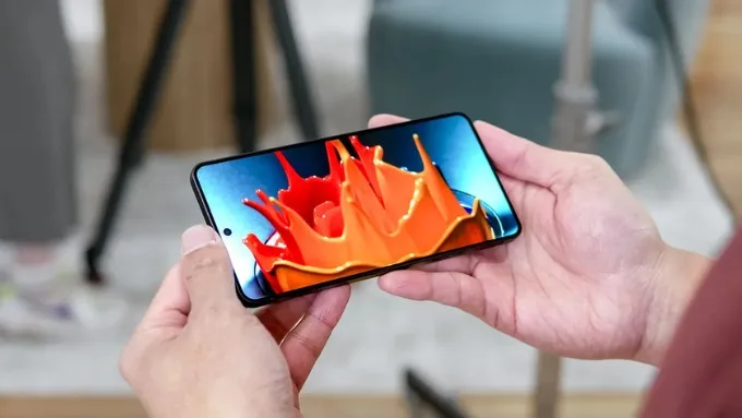Màn hình đục lỗ Galaxy S25 Edge