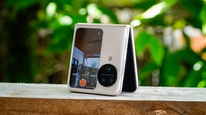 OPPO Find N3 Flip tự hào với bộ ba camera sau