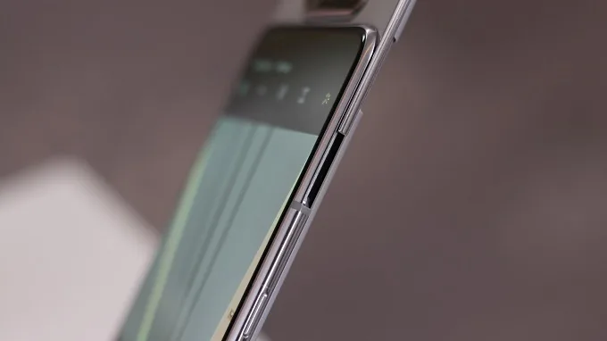 Galaxy A80 không có khe cắm thẻ nhớ do cụm camera đặc biệt