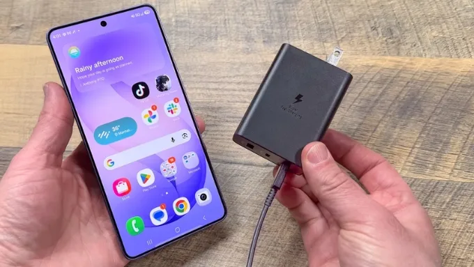 Pin là điểm nhấn khi so sánh iQOO 15 Ultra vs Galaxy S26 Ultra