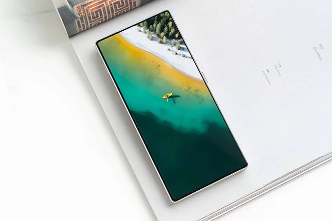 Màn hình Z70 Ultra có kích thước 6,85 inch sử dụng tấm nền OLED
