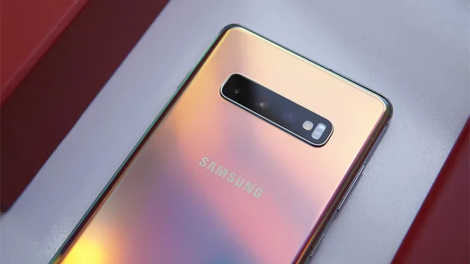 Galaxy S10 Plus Prism Silver nổi bật và thu hút