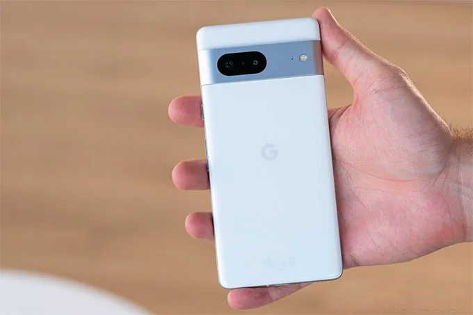 Cung cấp năng lượng hoạt động cho Google Pixel 7 là viên pin có dung lượng 4.355mAh