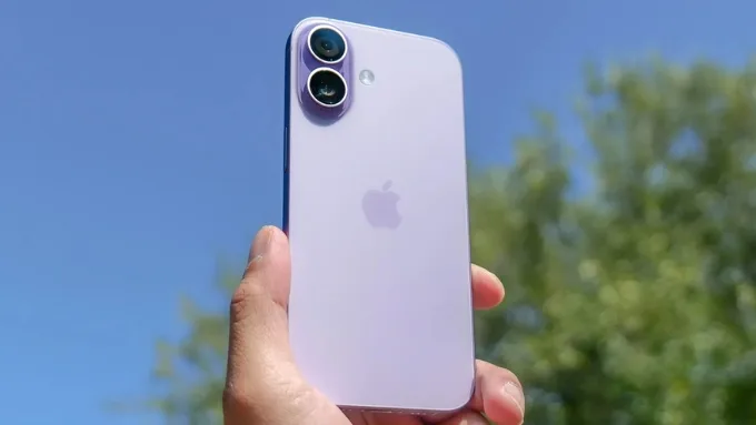 iPhone 17 tiếp tục theo đuổi phong cách quen thuộc với khung nhôm và mặt kính phủ Ceramic Shield 2