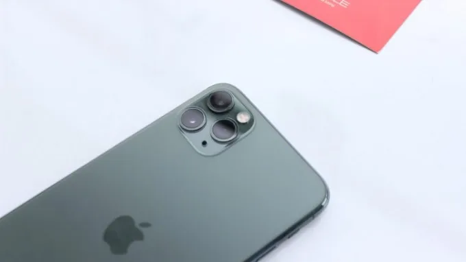 Cụm camera iPhone 11 Pro Max liền lạc với thân máy