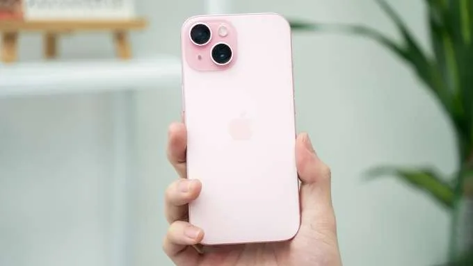 iPhone 15 sở hữu thiết kế iPhone 2 mắt chéo, nổi bật với camera chính 48MP và camera siêu rộng 12MP,