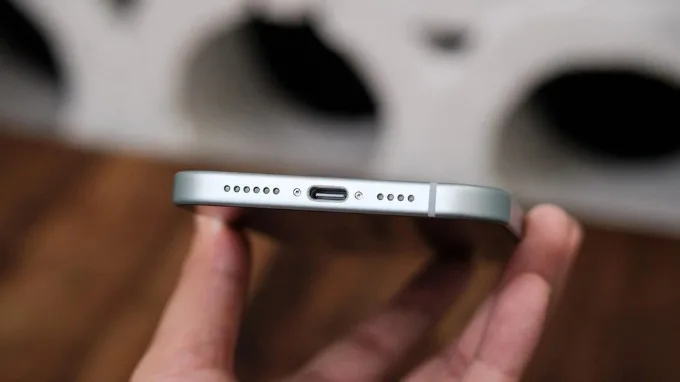 Cổng sạc USB-C trên iPhone 15 Plus