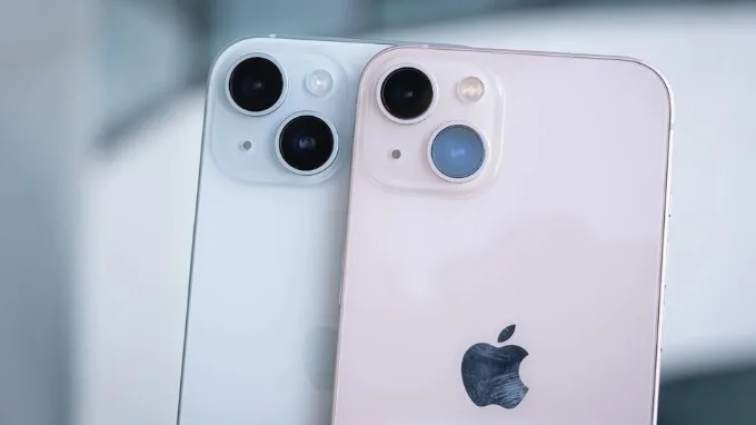 iPhone 15 và iPhone 13 đều sở hữu camera kép phía sau