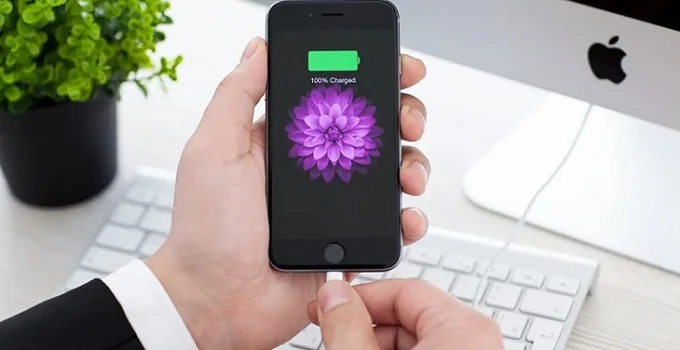  Để nguyên điện thoại trong trạng thái tắt nguồn và sạc cho đến khi pin đầy 100%