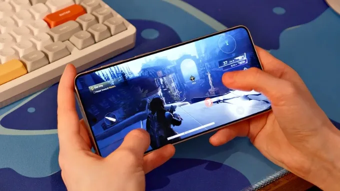 So sánh Galaxy S26 Plus vs iPhone 17 về hiệu năng