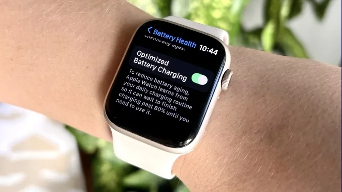 Vì sao Apple Watch ngừng sạc ở 80%?