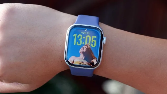Apple Watch Series 11 tiếp tục duy trì kiểu dáng vuông mỏng nhẹ đặc trưng, đồng thời bổ sung tùy chọn kích thước 42mm và 46mm