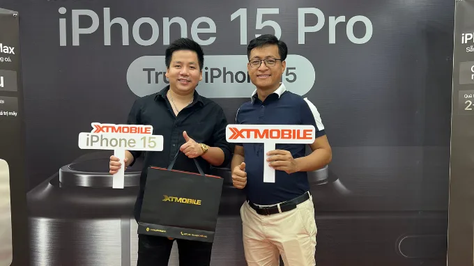 Khoa Pug mua đủ màu iPhone 15 tại XTmobile