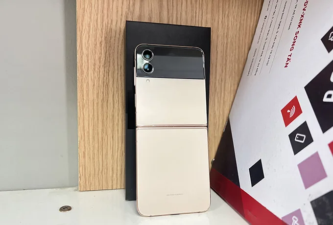 Camera Galaxy Z Flip 4 được trang bị 2 ống kính có độ phân giải 12MP