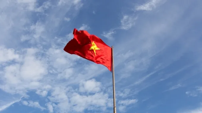 Hình nền lá cờ Việt Nam trên nền trời xanh