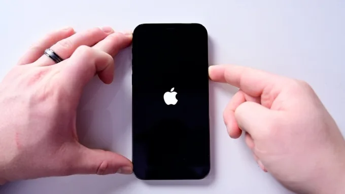 Khởi động lại iPhone