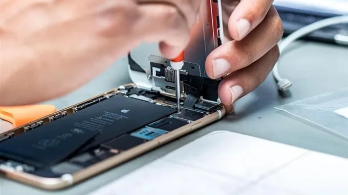 Mang iPhone đến trung tâm sửa chữa uy tín