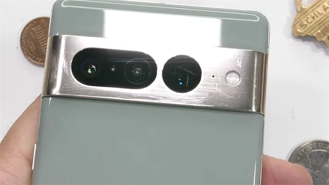 Các cạnh Google Pixel 7 Pro được làm bằng nhôm tái chế nên rất dễ bị trầy