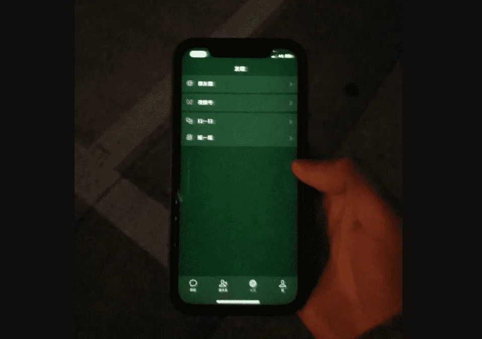 Màn hình xanh trên 1 chiếc iPhone 12
