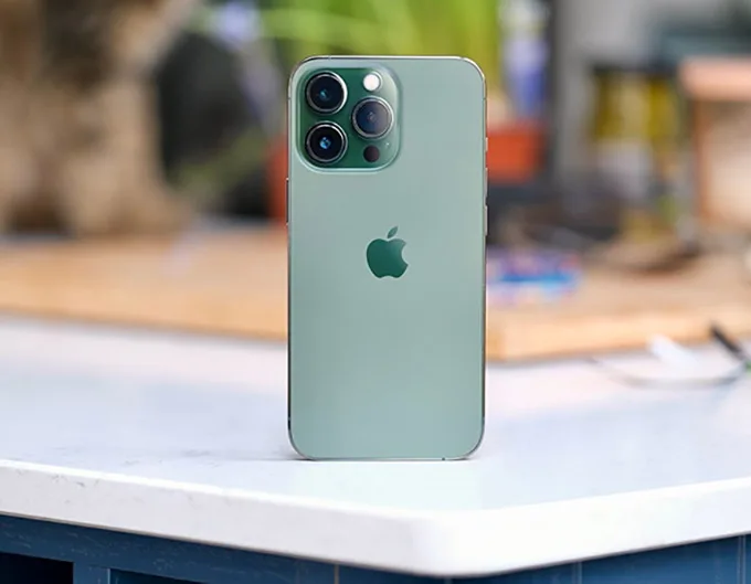iPhone 13 Pro Max vẫn giữ nguyên thiết kế khung viền thép vuông vức