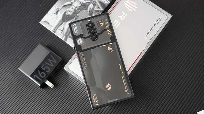 Red Magic 8 Pro+ có vẻ ngoài cực kỳ hầm hố