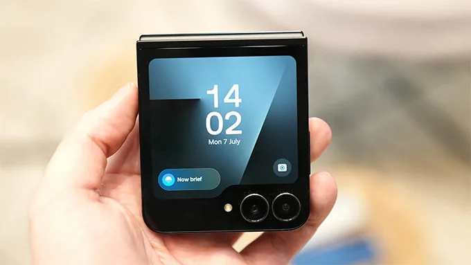 So sánh Galaxy Z Flip 7 và Z Flip 7 FE: Màn hình