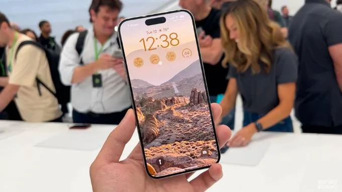 Tuy nhiên iPhone 15 Pro Max vẫn nhỉnh hơn với tần số quét 120Hz