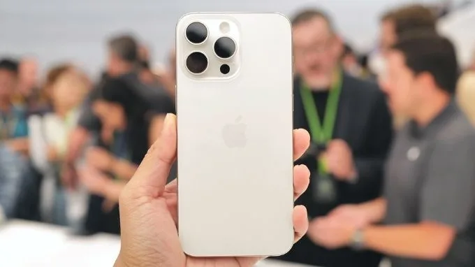 iPhone 15 Pro và iPhone 15 Pro Max màu titan trắng