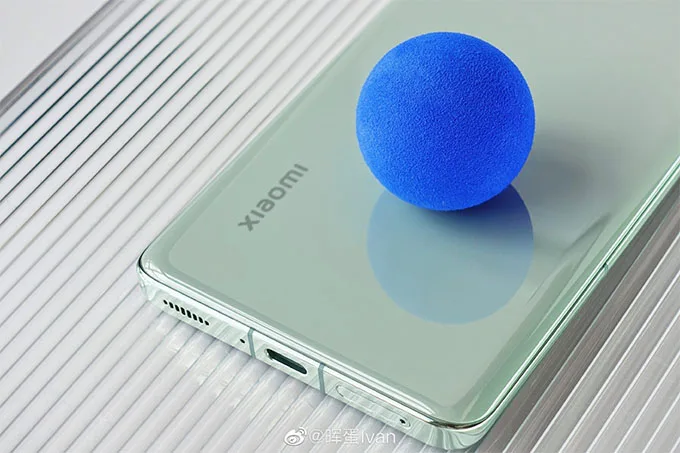 Các góc cạnh Xiaomi 13 Pro được bo cong vừa phải, sang trọng nhưng không kém phần tinh tế