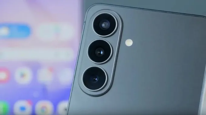 Galaxy S26 sử dụng cụm ba camera sau