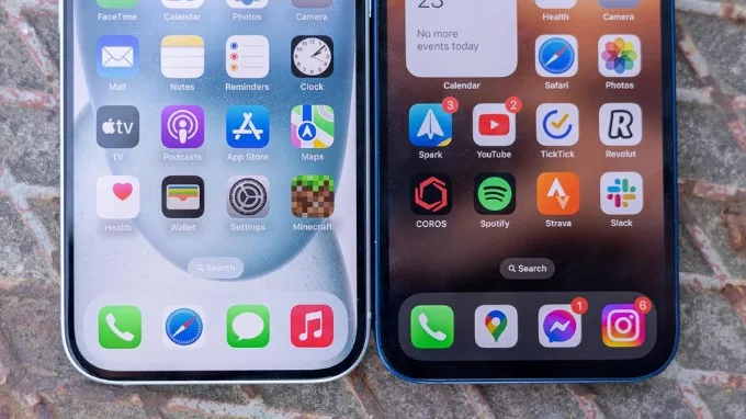 Màn hình của iPhone 15 (trái) và iPhone 12 (phải)