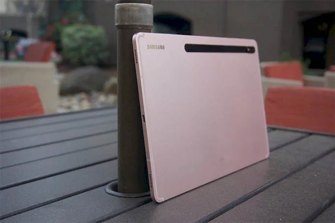 Galaxy Tab S8 Plus sở hữu ngoại hình thu hút, bền bỉ