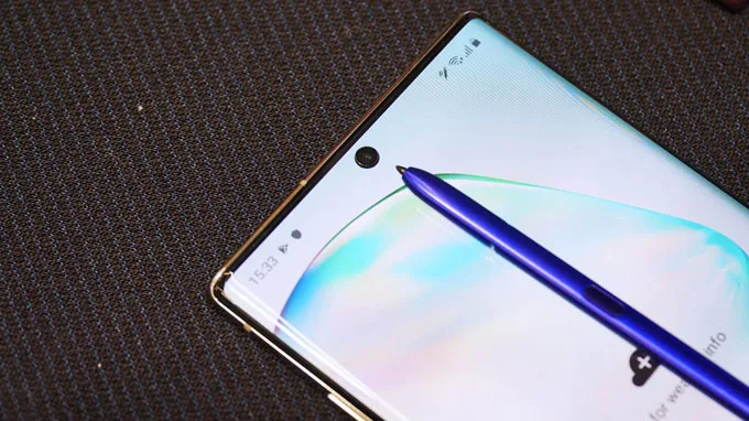 Samsung Note 10 Plus chỉ sở hữu một nốt ruồi nhỏ ở vị trí trung tâm
