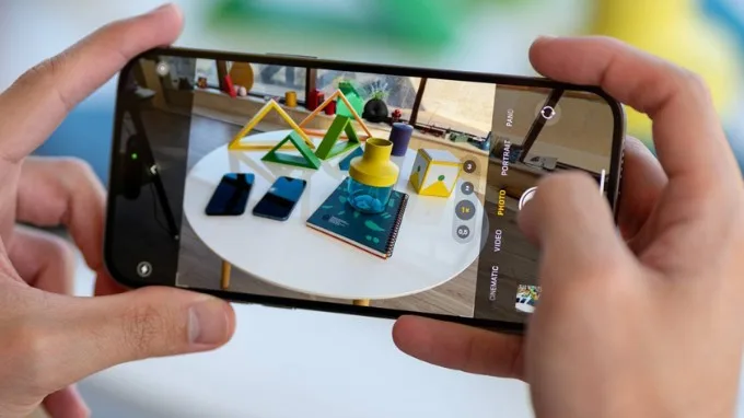 Camera của iPhone 15 Pro và Nothing Phone (2) có những ưu điểm riêng