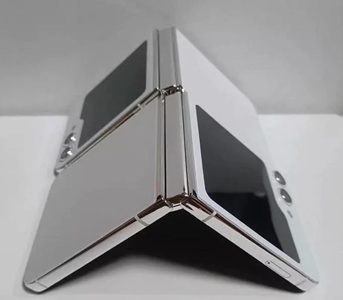 Thiết kế bản lề giọt nước mới của Galaxy Z Flip 5 vẫn còn khe hở khi gập lại