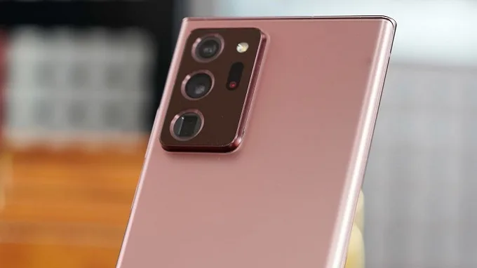 Galaxy Note 20 Ultra thì cụm này hình chữ nhật có lấy nét laser