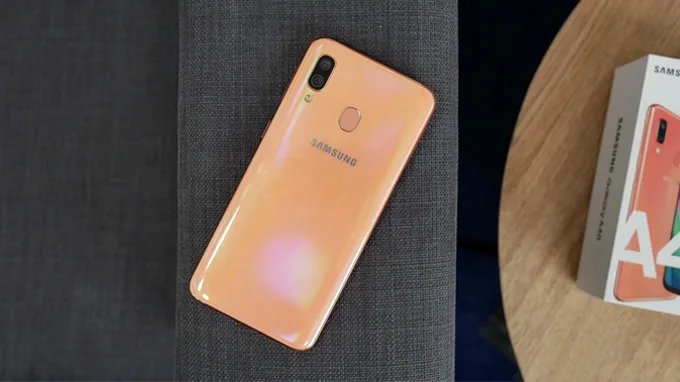 Galaxy A40 là điện thoại giá rẻ được yêu thích năm 2019