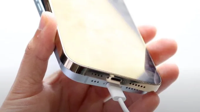 iPhone 15 sử dụng cổng USB-C (dưới) thay cho cổng Lightning