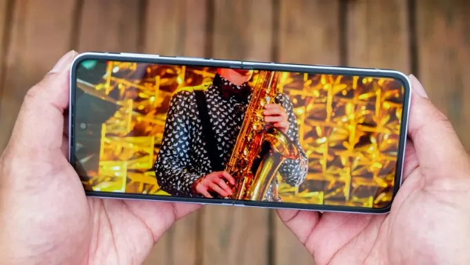 So sánh Galaxy Z Flip 8 vs Galaxy Z Flip 6 về khả năng hiển thị