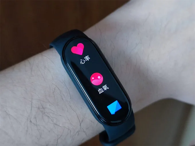Màn hình Mi Band 6 có kích thước 1.56 inch, sử dụng tấm nền AMOLED