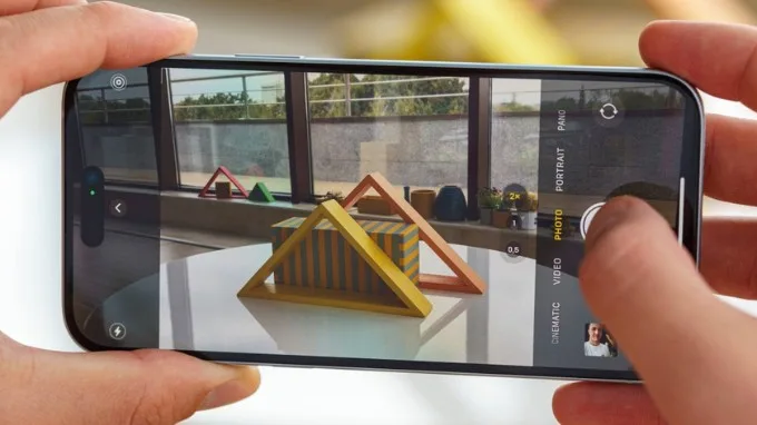 iPhone 15 Plus có khả năng thu phóng 2x